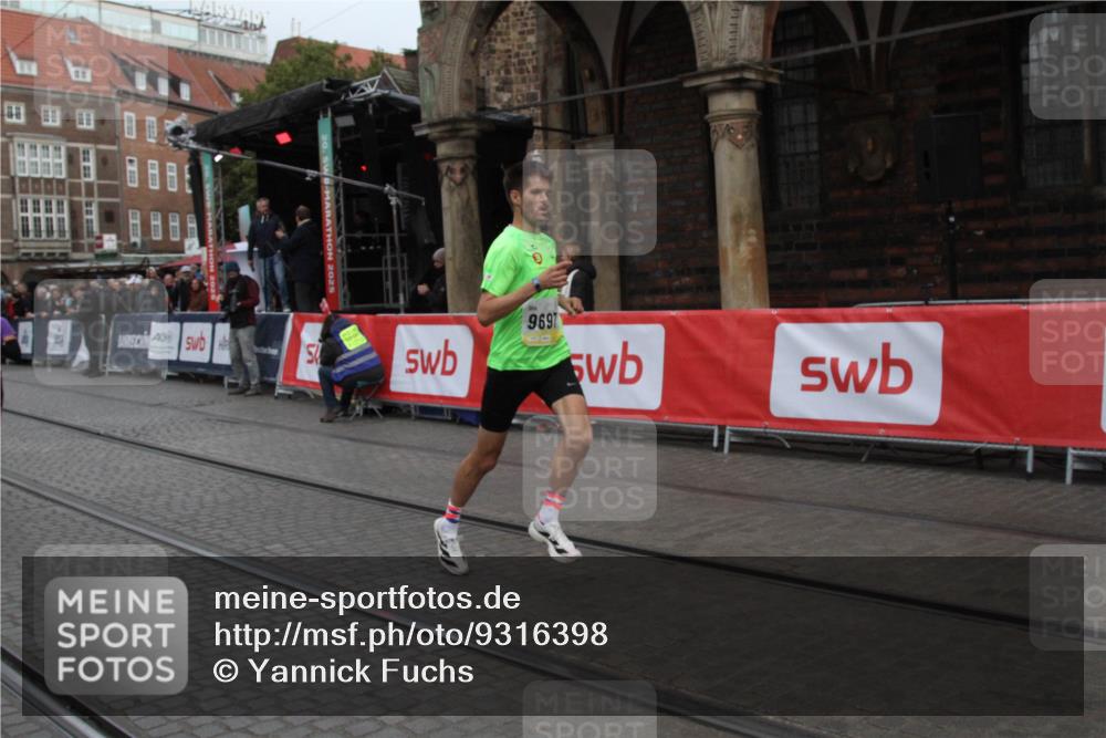 05.10.2025 - 20. swb-Marathon Bremen Yannick Fuchs http://msf.ph/oto/9316398 05.10.2025 10:35:41 Ziel 9596, 9697, 10538 meine-sportfotos.de