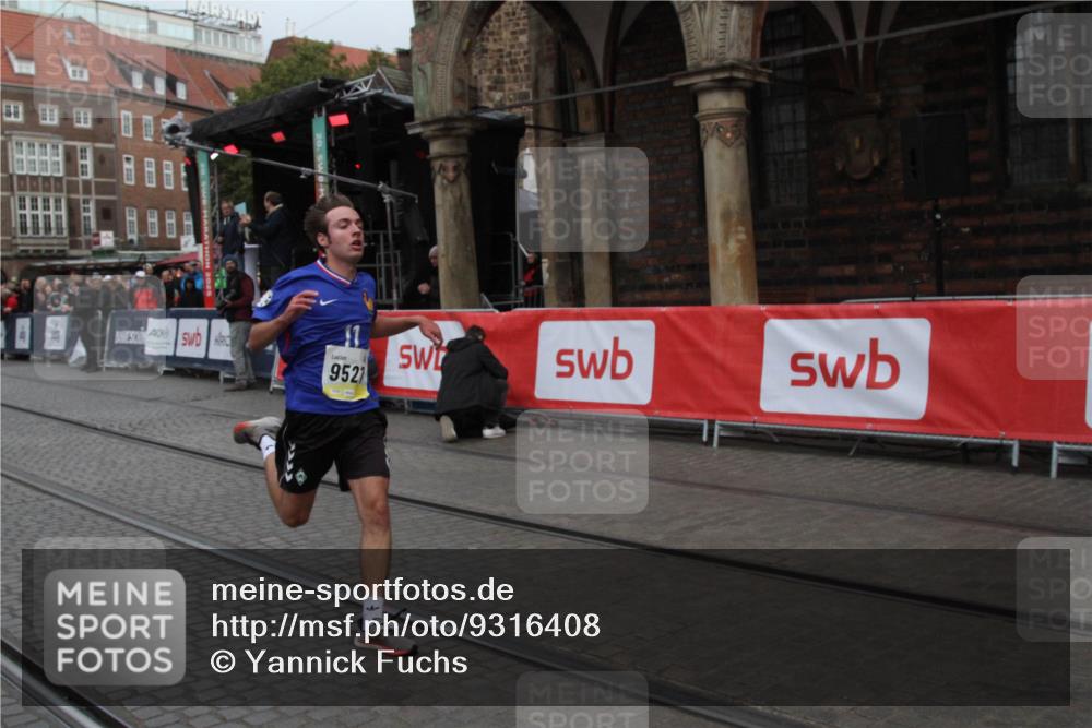 05.10.2025 - 20. swb-Marathon Bremen Yannick Fuchs http://msf.ph/oto/9316408 05.10.2025 10:36:42 Ziel 9527, 9829 meine-sportfotos.de