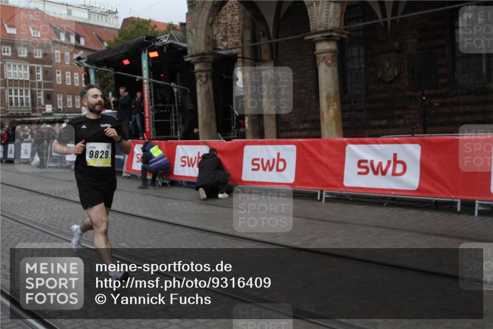 05.10.2025 - 20. swb-Marathon Bremen Yannick Fuchs http://msf.ph/oto/9316409 05.10.2025 10:36:44 Ziel 9829 meine-sportfotos.de