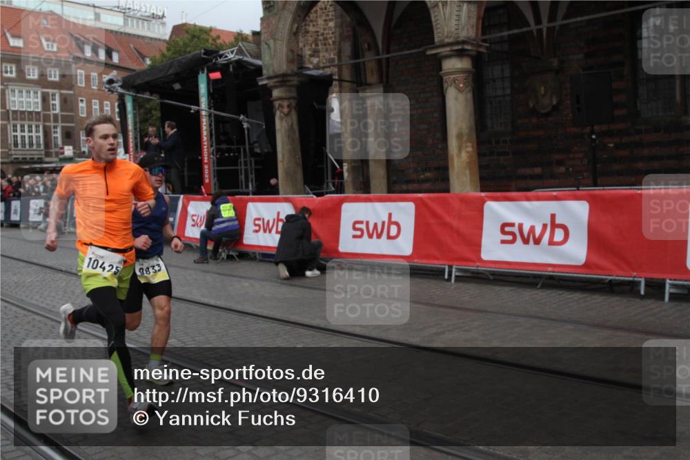05.10.2025 - 20. swb-Marathon Bremen Yannick Fuchs http://msf.ph/oto/9316410 05.10.2025 10:36:54 Ziel 9429, 9833, 10425 meine-sportfotos.de