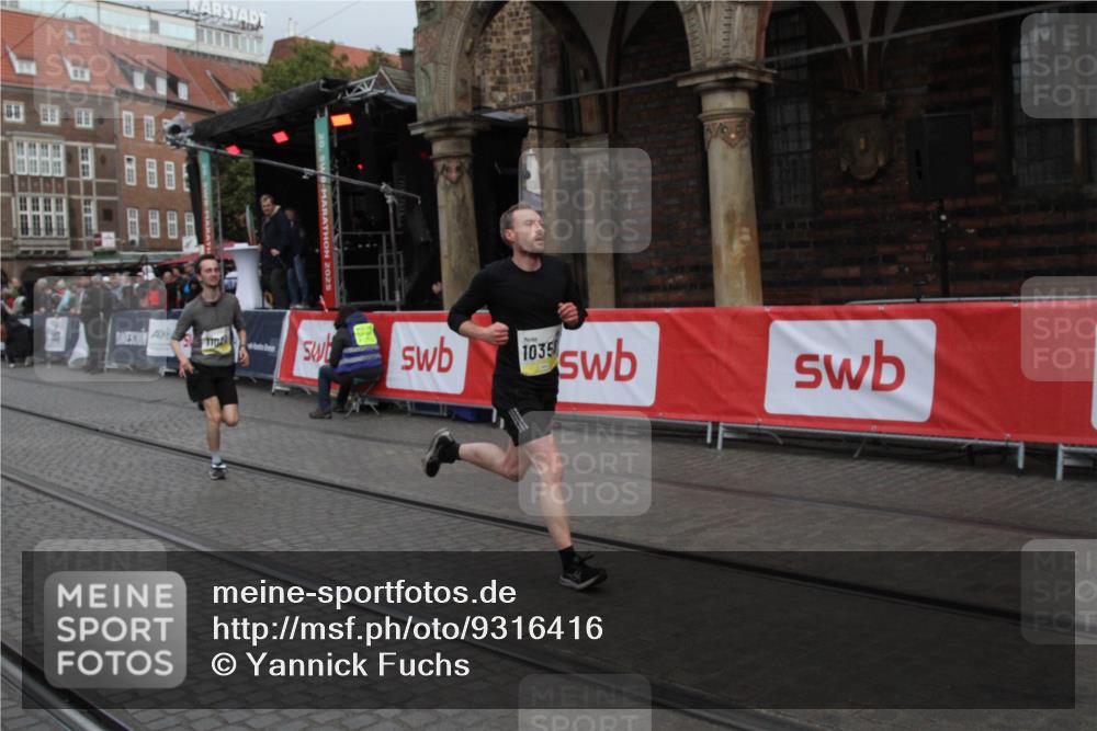 05.10.2025 - 20. swb-Marathon Bremen Yannick Fuchs http://msf.ph/oto/9316416 05.10.2025 10:37:34 Ziel 9586, 10358, 11021 meine-sportfotos.de