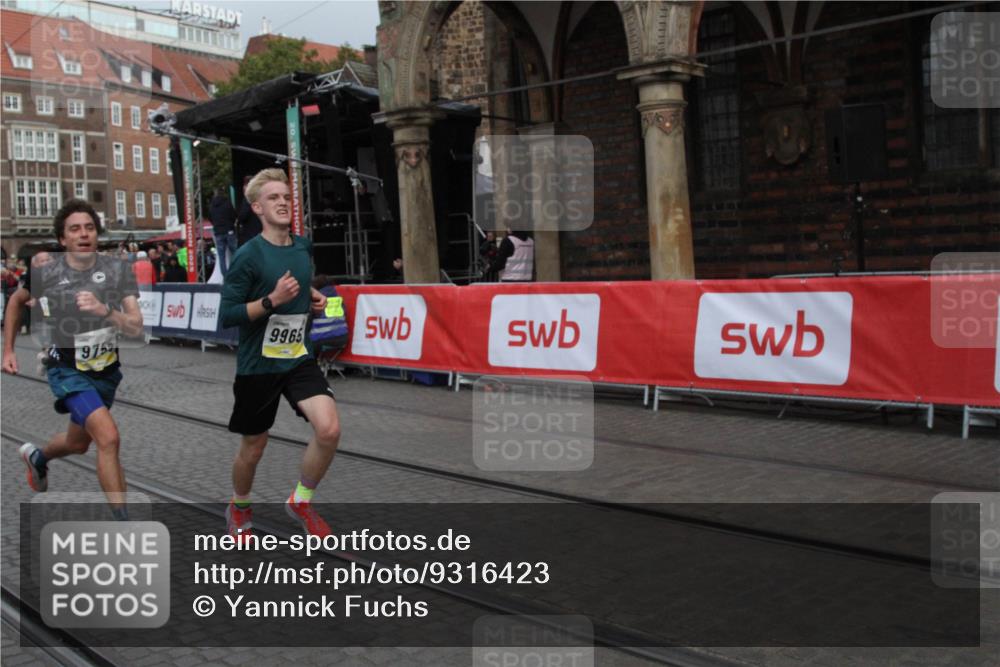 05.10.2025 - 20. swb-Marathon Bremen Yannick Fuchs http://msf.ph/oto/9316423 05.10.2025 10:38:06 Ziel 9755, 11328 meine-sportfotos.de