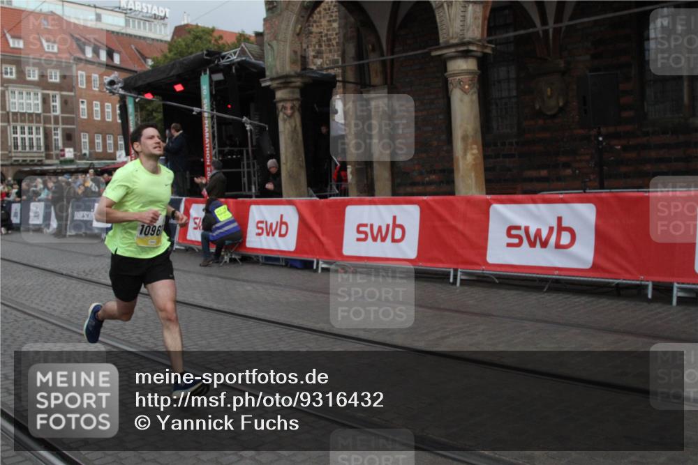 05.10.2025 - 20. swb-Marathon Bremen Yannick Fuchs http://msf.ph/oto/9316432 05.10.2025 10:38:59 Ziel 10967 meine-sportfotos.de