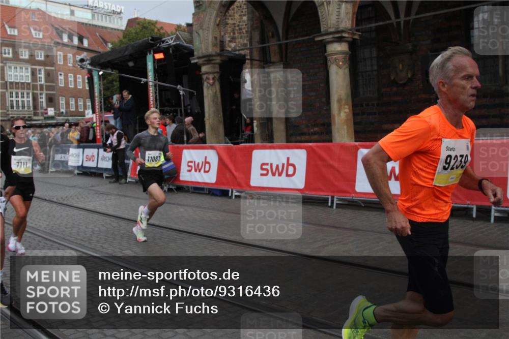 05.10.2025 - 20. swb-Marathon Bremen Yannick Fuchs http://msf.ph/oto/9316436 05.10.2025 10:39:27 Ziel 7111, 9239, 9863, 11067, 11343 meine-sportfotos.de