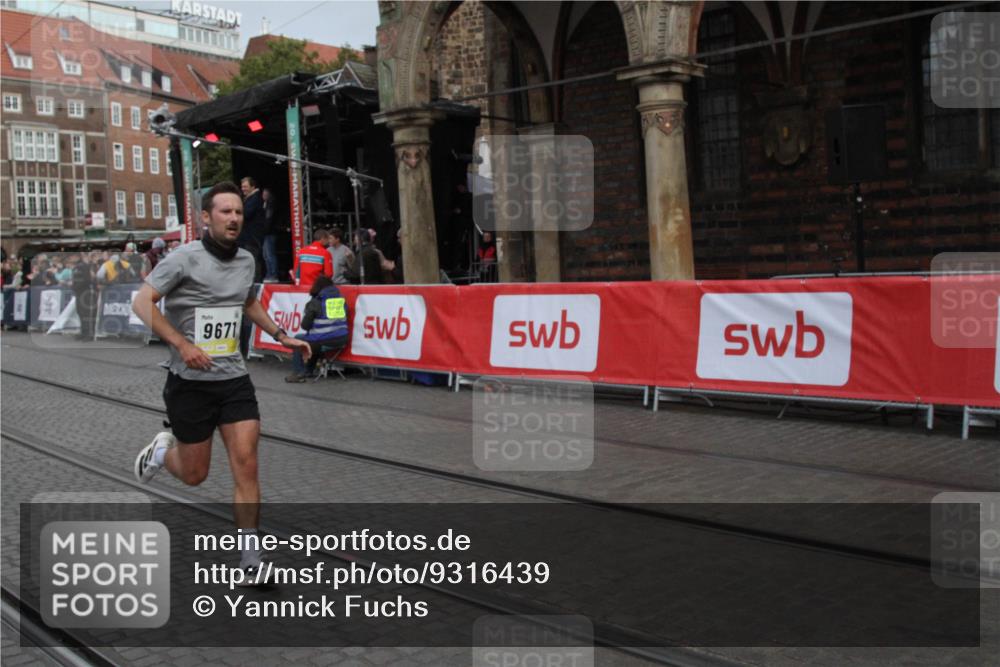 05.10.2025 - 20. swb-Marathon Bremen Yannick Fuchs http://msf.ph/oto/9316439 05.10.2025 10:39:40 Ziel 9289, 9671, 10525, 11418, 11474 meine-sportfotos.de