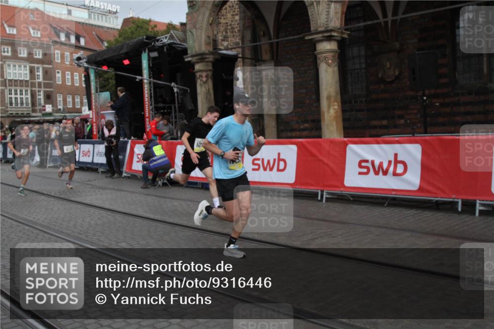 05.10.2025 - 20. swb-Marathon Bremen Yannick Fuchs http://msf.ph/oto/9316446 05.10.2025 10:39:55 Ziel 9213, 9922, 10052, 10171, 10175, 10176, 11335 meine-sportfotos.de