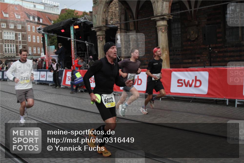 05.10.2025 - 20. swb-Marathon Bremen Yannick Fuchs http://msf.ph/oto/9316449 05.10.2025 10:39:57 Ziel 9213, 9922, 10175, 10176, 11335 meine-sportfotos.de