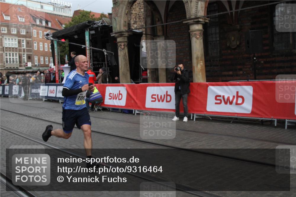 05.10.2025 - 20. swb-Marathon Bremen Yannick Fuchs http://msf.ph/oto/9316464 05.10.2025 10:41:22 Ziel 9262, 11069, 11086 meine-sportfotos.de