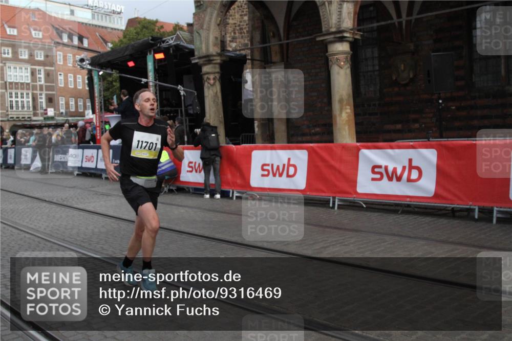 05.10.2025 - 20. swb-Marathon Bremen Yannick Fuchs http://msf.ph/oto/9316469 05.10.2025 10:41:47 Ziel 9253, 11701 meine-sportfotos.de