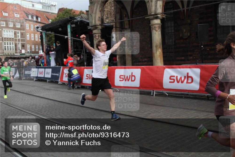05.10.2025 - 20. swb-Marathon Bremen Yannick Fuchs http://msf.ph/oto/9316473 05.10.2025 10:41:59 Ziel 9884, 10104, 10155, 10691, 11581, 11710 meine-sportfotos.de