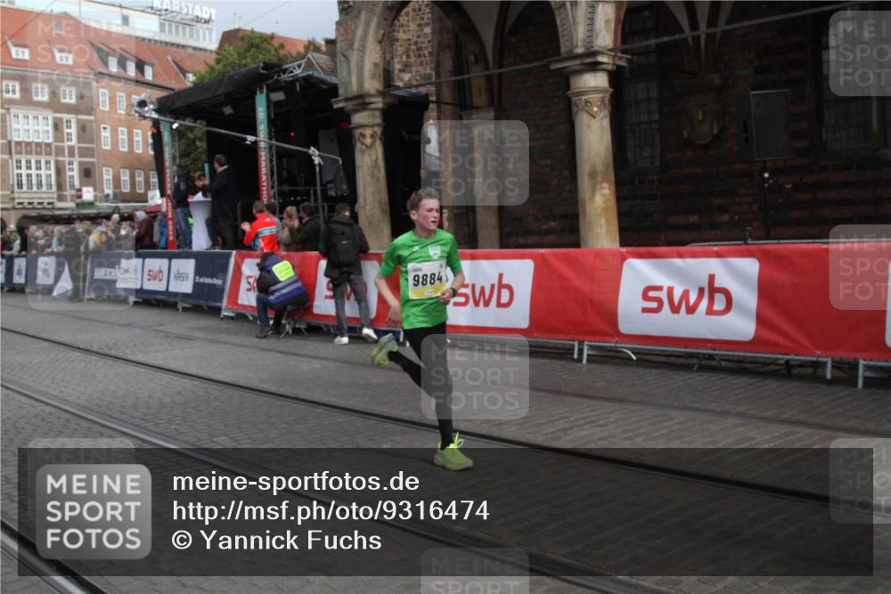 05.10.2025 - 20. swb-Marathon Bremen Yannick Fuchs http://msf.ph/oto/9316474 05.10.2025 10:42:00 Ziel 9884, 10104, 10155, 10691 meine-sportfotos.de