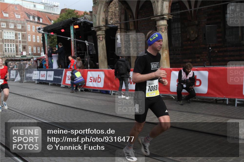 05.10.2025 - 20. swb-Marathon Bremen Yannick Fuchs http://msf.ph/oto/9316477 05.10.2025 10:42:04 Ziel 9849, 10155, 10691 meine-sportfotos.de