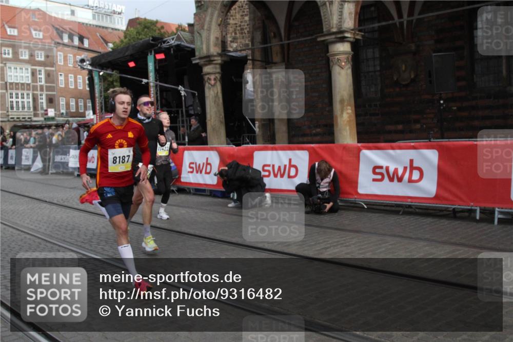 05.10.2025 - 20. swb-Marathon Bremen Yannick Fuchs http://msf.ph/oto/9316482 05.10.2025 10:42:19 Ziel 8187, 10838, 11217, 11422 meine-sportfotos.de