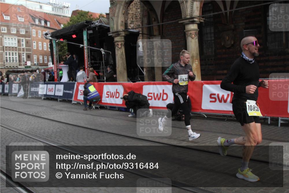 05.10.2025 - 20. swb-Marathon Bremen Yannick Fuchs http://msf.ph/oto/9316484 05.10.2025 10:42:20 Ziel 8187, 10838, 11217, 11422 meine-sportfotos.de