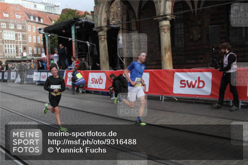 05.10.2025 - 20. swb-Marathon Bremen Yannick Fuchs http://msf.ph/oto/9316488 05.10.2025 10:42:29 Ziel 9775, 10208, 10375, 11230 meine-sportfotos.de