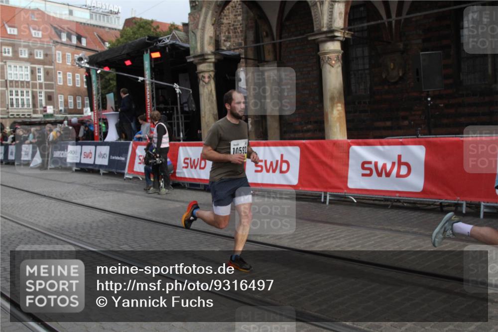 05.10.2025 - 20. swb-Marathon Bremen Yannick Fuchs http://msf.ph/oto/9316497 05.10.2025 10:42:45 Ziel 10592, 11178 meine-sportfotos.de