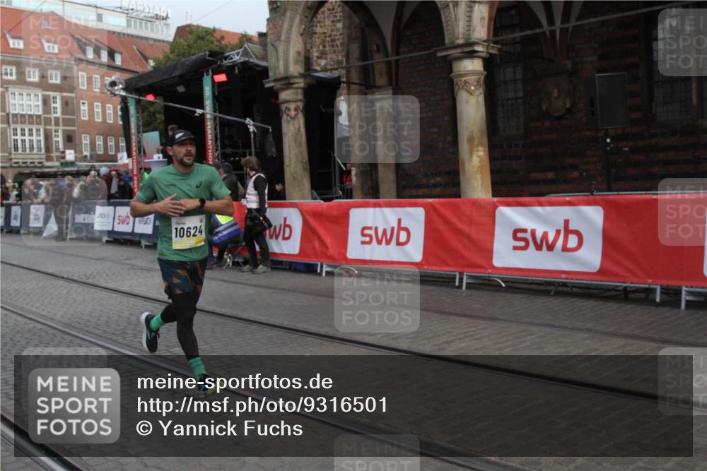 05.10.2025 - 20. swb-Marathon Bremen Yannick Fuchs http://msf.ph/oto/9316501 05.10.2025 10:43:01 Ziel 10045, 10624 meine-sportfotos.de