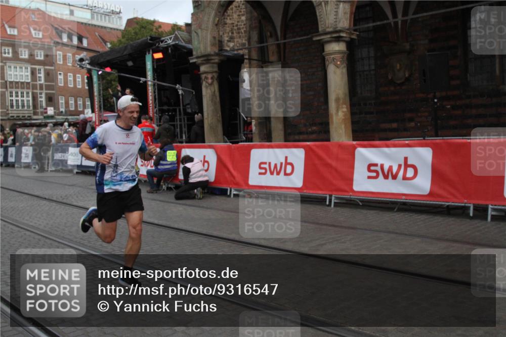 05.10.2025 - 20. swb-Marathon Bremen Yannick Fuchs http://msf.ph/oto/9316547 05.10.2025 10:44:52 Ziel 9878 meine-sportfotos.de