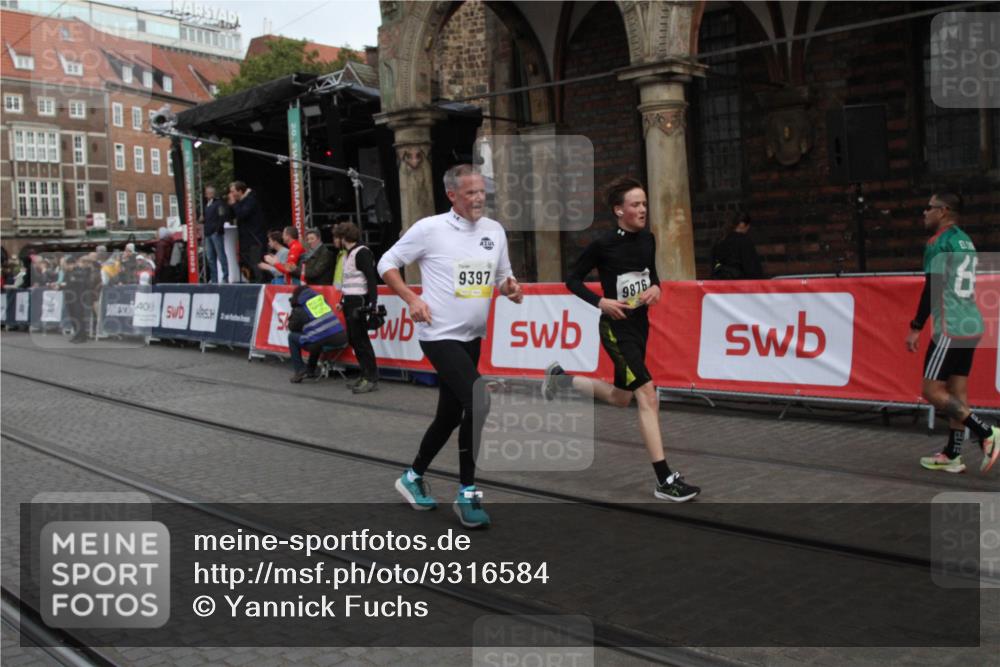 05.10.2025 - 20. swb-Marathon Bremen Yannick Fuchs http://msf.ph/oto/9316584 05.10.2025 10:46:04 Ziel 9397, 9500, 9876, 10090, 10688, 11513 meine-sportfotos.de