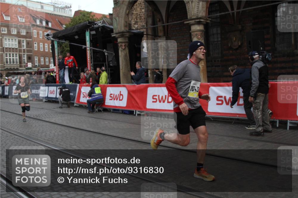 05.10.2025 - 20. swb-Marathon Bremen Yannick Fuchs http://msf.ph/oto/9316830 05.10.2025 10:51:51 Ziel 9004, 9506, 10436, 10968, 11361, 11689, 11696 meine-sportfotos.de