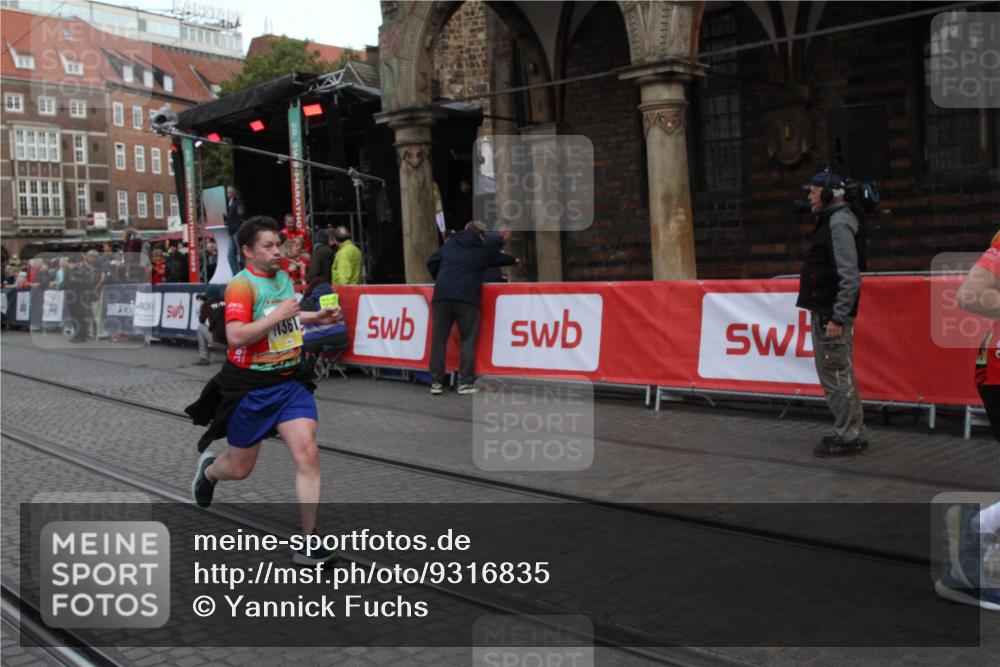 05.10.2025 - 20. swb-Marathon Bremen Yannick Fuchs http://msf.ph/oto/9316835 05.10.2025 10:51:55 Ziel 9004, 11080, 11361 meine-sportfotos.de