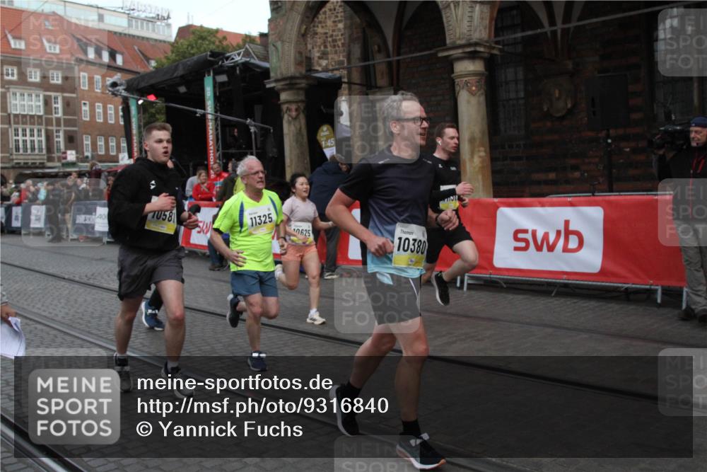 05.10.2025 - 20. swb-Marathon Bremen Yannick Fuchs http://msf.ph/oto/9316840 05.10.2025 10:52:03 Ziel 9683, 10380, 10581, 10625, 10817, 11136, 11273, 11325 meine-sportfotos.de