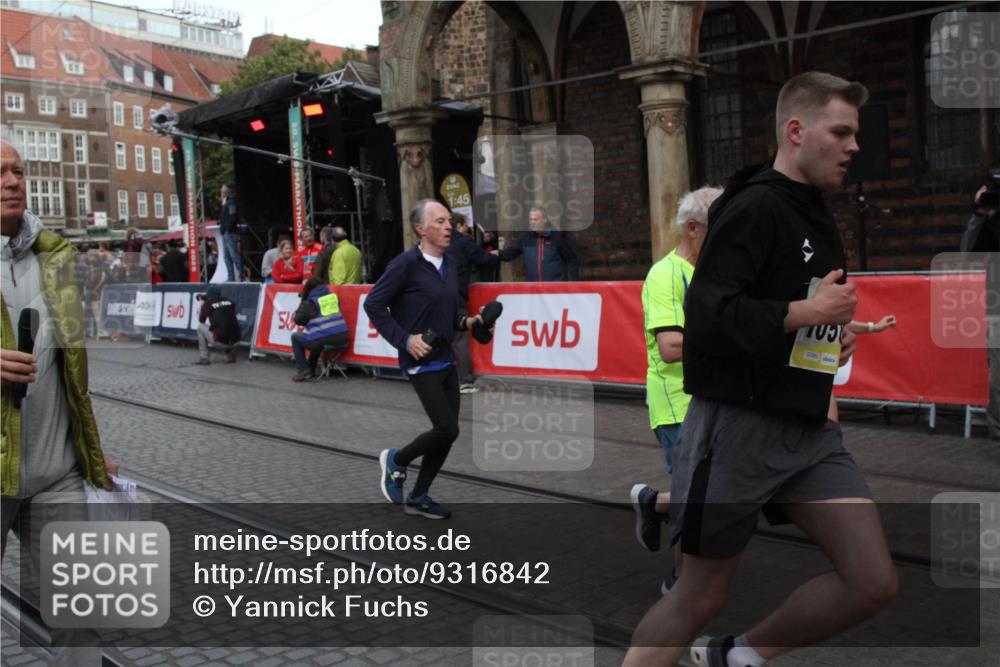 05.10.2025 - 20. swb-Marathon Bremen Yannick Fuchs http://msf.ph/oto/9316842 05.10.2025 10:52:04 Ziel 9683, 10380, 10581, 10625, 11136, 11273, 11325 meine-sportfotos.de