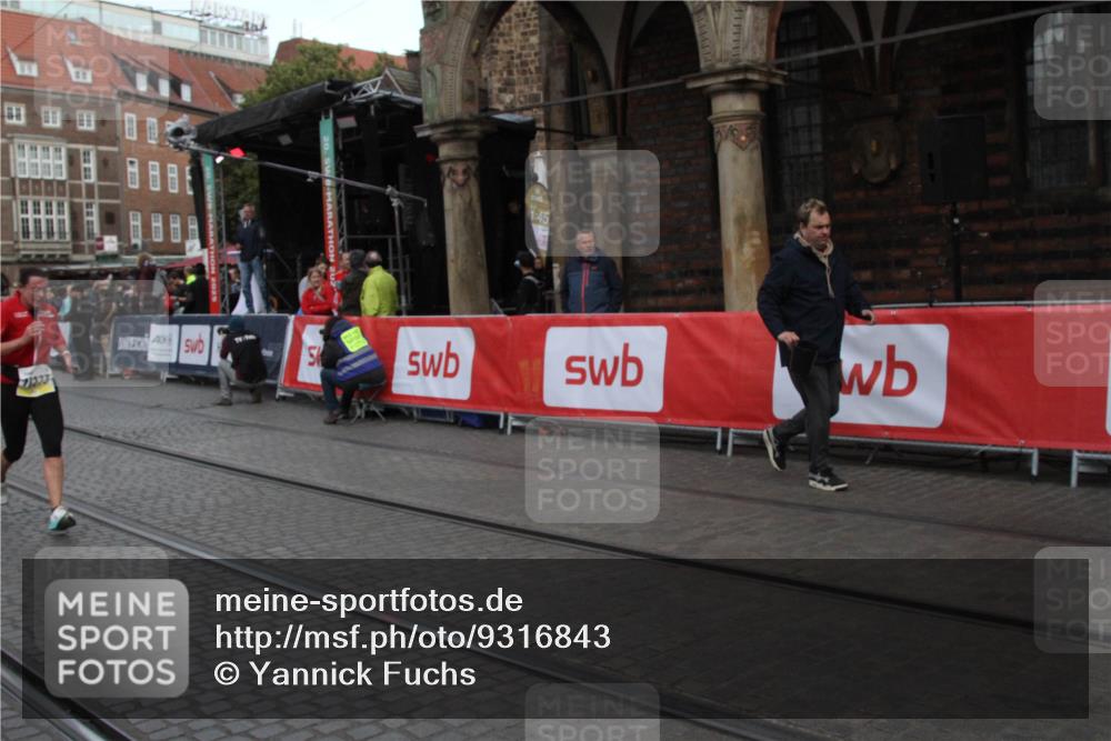 05.10.2025 - 20. swb-Marathon Bremen Yannick Fuchs http://msf.ph/oto/9316843 05.10.2025 10:52:07 Ziel 9939, 10977, 11273 meine-sportfotos.de
