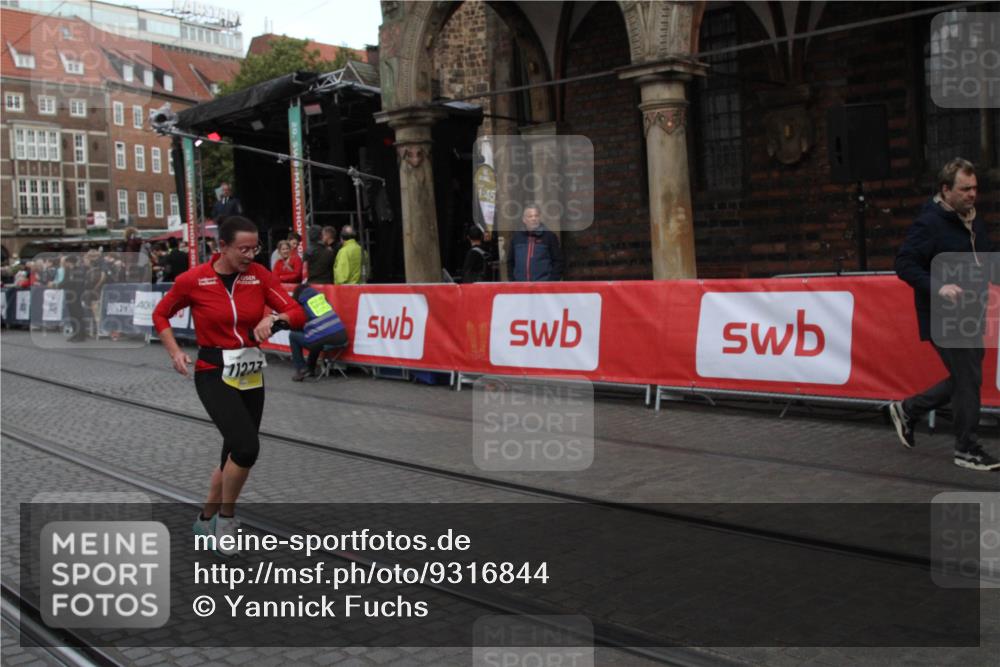 05.10.2025 - 20. swb-Marathon Bremen Yannick Fuchs http://msf.ph/oto/9316844 05.10.2025 10:52:08 Ziel 9939, 10977, 11273 meine-sportfotos.de