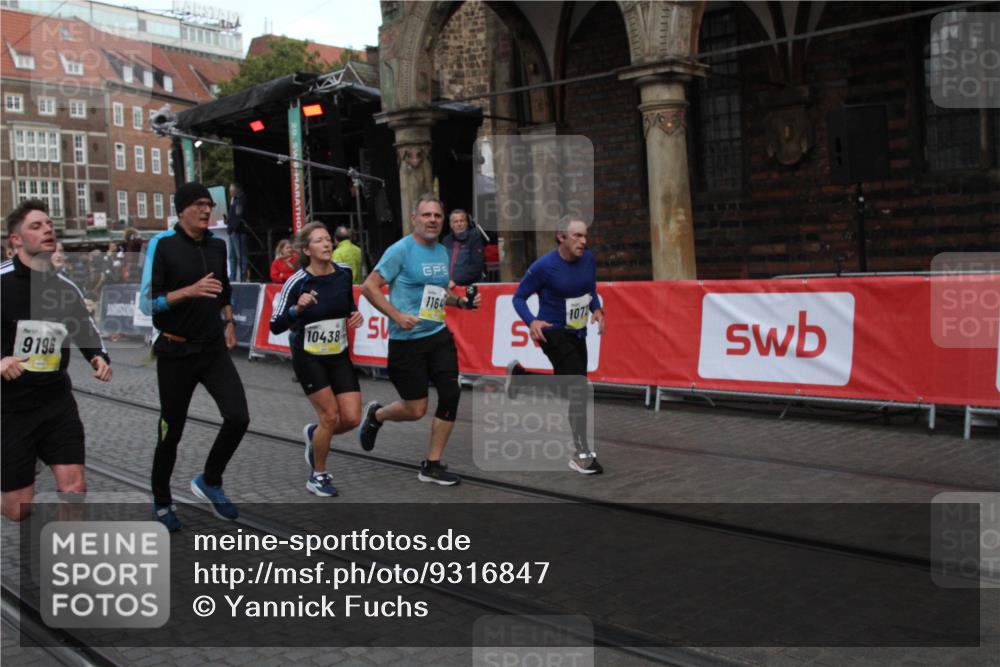 05.10.2025 - 20. swb-Marathon Bremen Yannick Fuchs http://msf.ph/oto/9316847 05.10.2025 10:52:16 Ziel 9196, 9852, 10038, 10240, 10438, 10668, 10727, 10900, 10942, 11641 meine-sportfotos.de