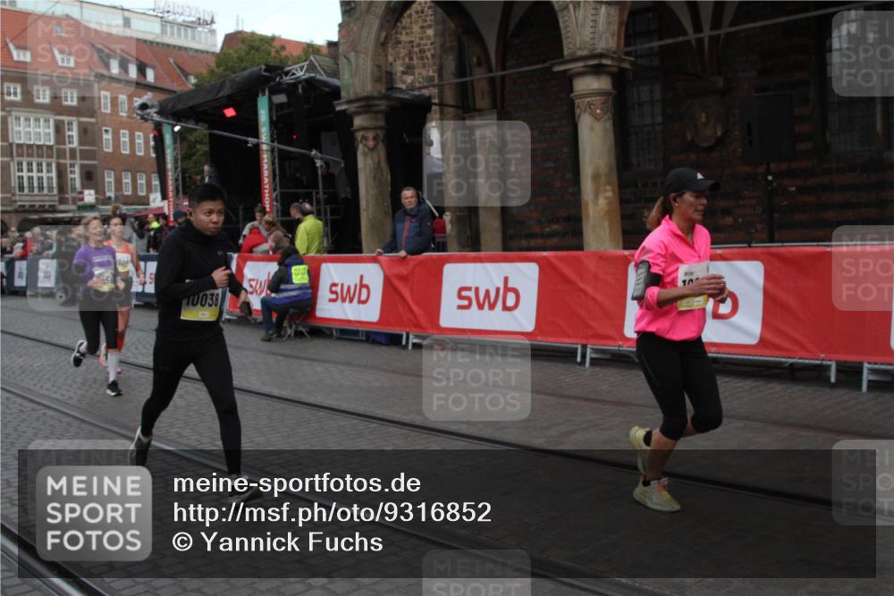 05.10.2025 - 20. swb-Marathon Bremen Yannick Fuchs http://msf.ph/oto/9316852 05.10.2025 10:52:20 Ziel 9955, 9987, 10038, 10900, 10927, 10942, 11128, 11458, 11491 meine-sportfotos.de