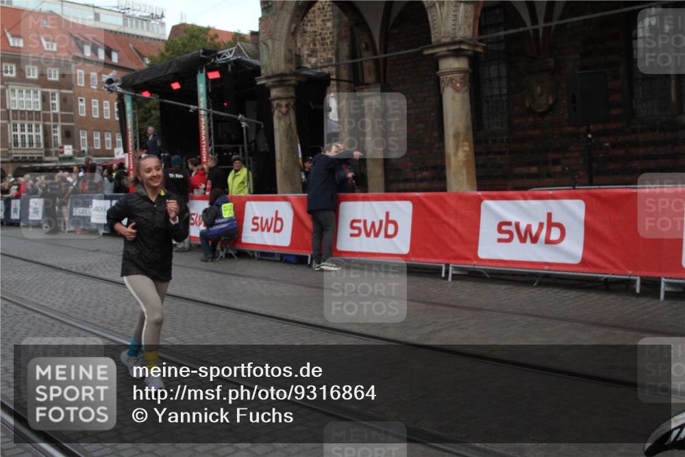 05.10.2025 - 20. swb-Marathon Bremen Yannick Fuchs http://msf.ph/oto/9316864 05.10.2025 10:52:33 Ziel 9903, 10241, 10327, 10388, 10608, 11283, 11387 meine-sportfotos.de