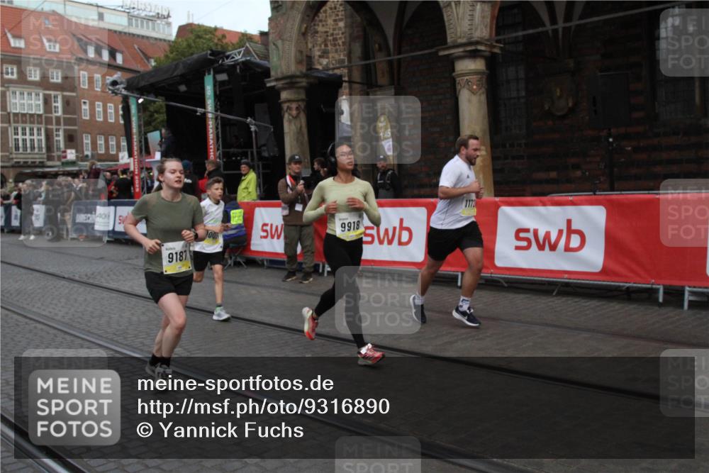 05.10.2025 - 20. swb-Marathon Bremen Yannick Fuchs http://msf.ph/oto/9316890 05.10.2025 10:53:05 Ziel 9187, 9650, 9918, 10064, 10539, 10779, 11259, 11398, 11411, 11450, 11722 meine-sportfotos.de