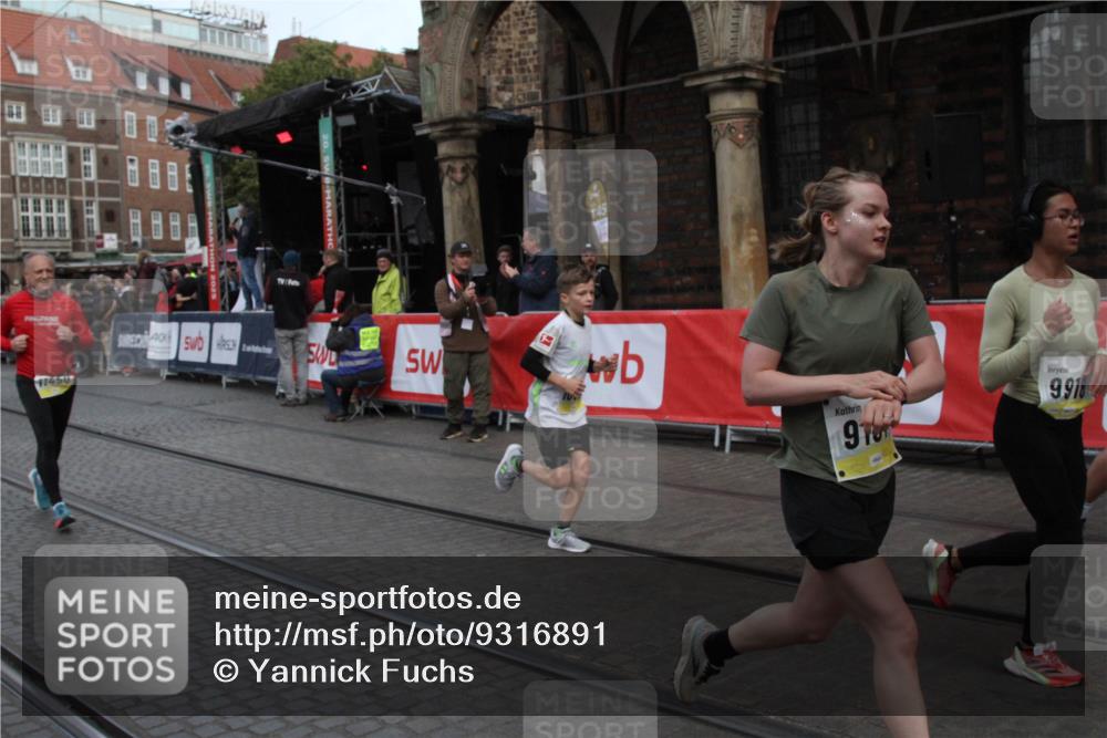 05.10.2025 - 20. swb-Marathon Bremen Yannick Fuchs http://msf.ph/oto/9316891 05.10.2025 10:53:06 Ziel 9187, 9650, 9918, 10064, 10539, 11259, 11398, 11411, 11450, 11722 meine-sportfotos.de