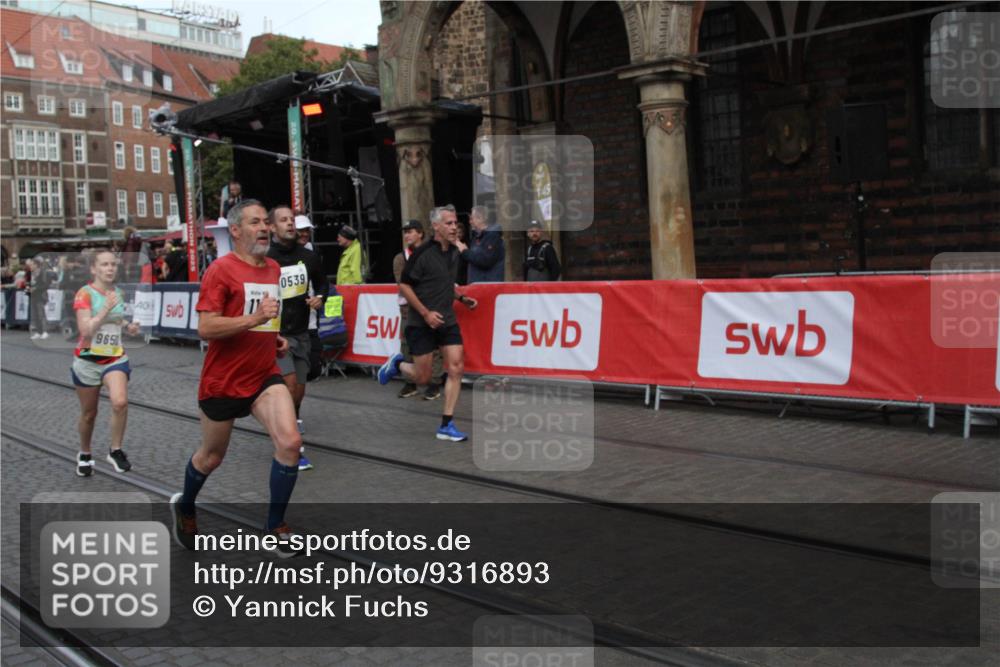 05.10.2025 - 20. swb-Marathon Bremen Yannick Fuchs http://msf.ph/oto/9316893 05.10.2025 10:53:09 Ziel 9650, 10128, 10539, 11259, 11300, 11398, 11411 meine-sportfotos.de