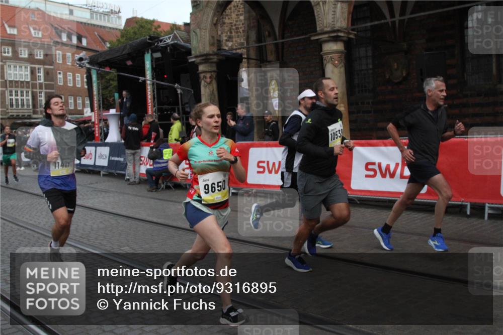 05.10.2025 - 20. swb-Marathon Bremen Yannick Fuchs http://msf.ph/oto/9316895 05.10.2025 10:53:09 Ziel 9650, 10128, 10539, 11259, 11300, 11398, 11411 meine-sportfotos.de