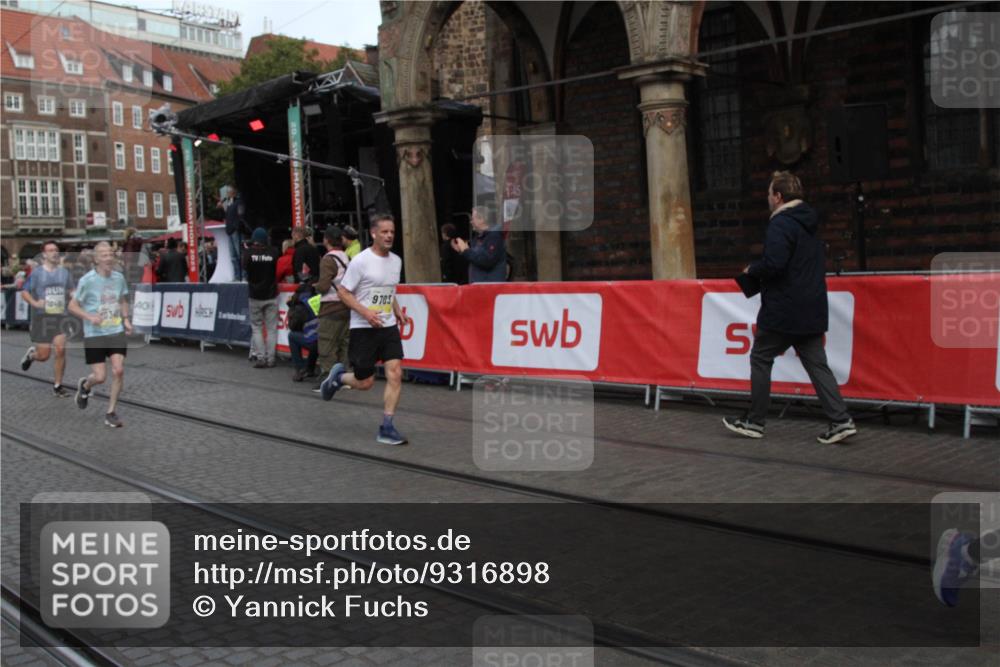 05.10.2025 - 20. swb-Marathon Bremen Yannick Fuchs http://msf.ph/oto/9316898 05.10.2025 10:53:14 Ziel 9449, 9703, 9834, 10242, 10349, 10460, 10466, 10958, 11300, 11377, 11512 meine-sportfotos.de