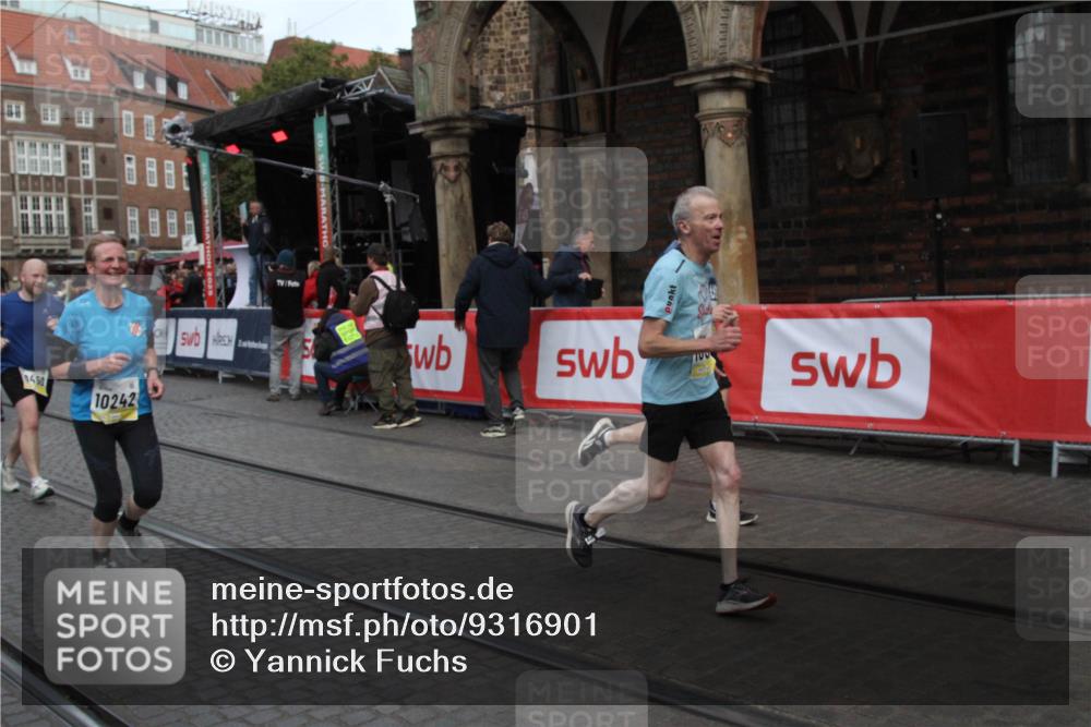 05.10.2025 - 20. swb-Marathon Bremen Yannick Fuchs http://msf.ph/oto/9316901 05.10.2025 10:53:16 Ziel 9449, 9703, 9834, 10242, 10349, 10460, 10466, 10958, 11377, 11512 meine-sportfotos.de