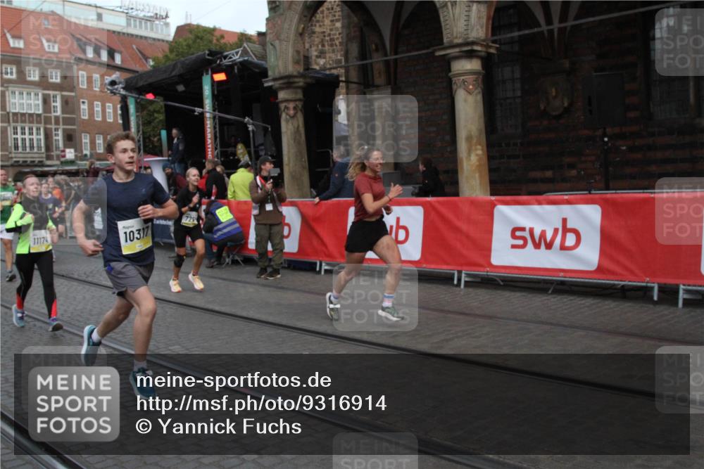 05.10.2025 - 20. swb-Marathon Bremen Yannick Fuchs http://msf.ph/oto/9316914 05.10.2025 10:53:27 Ziel 7193, 7251, 9263, 9539, 9717, 9868, 10057, 10302, 10317, 10335, 11174, 11616 meine-sportfotos.de