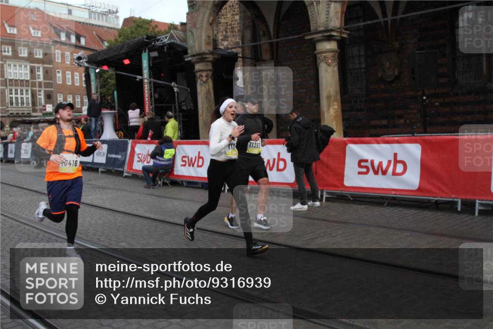 05.10.2025 - 20. swb-Marathon Bremen Yannick Fuchs http://msf.ph/oto/9316939 05.10.2025 10:53:53 Ziel 9494, 9701, 10416, 10696, 10966, 11141, 11383, 11445 meine-sportfotos.de