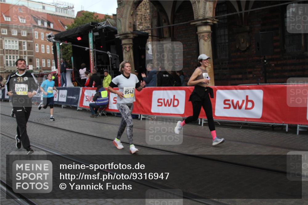 05.10.2025 - 20. swb-Marathon Bremen Yannick Fuchs http://msf.ph/oto/9316947 05.10.2025 10:54:02 Ziel 9313, 9456, 9548, 10075, 10163, 10484, 10785, 11152, 11339 meine-sportfotos.de