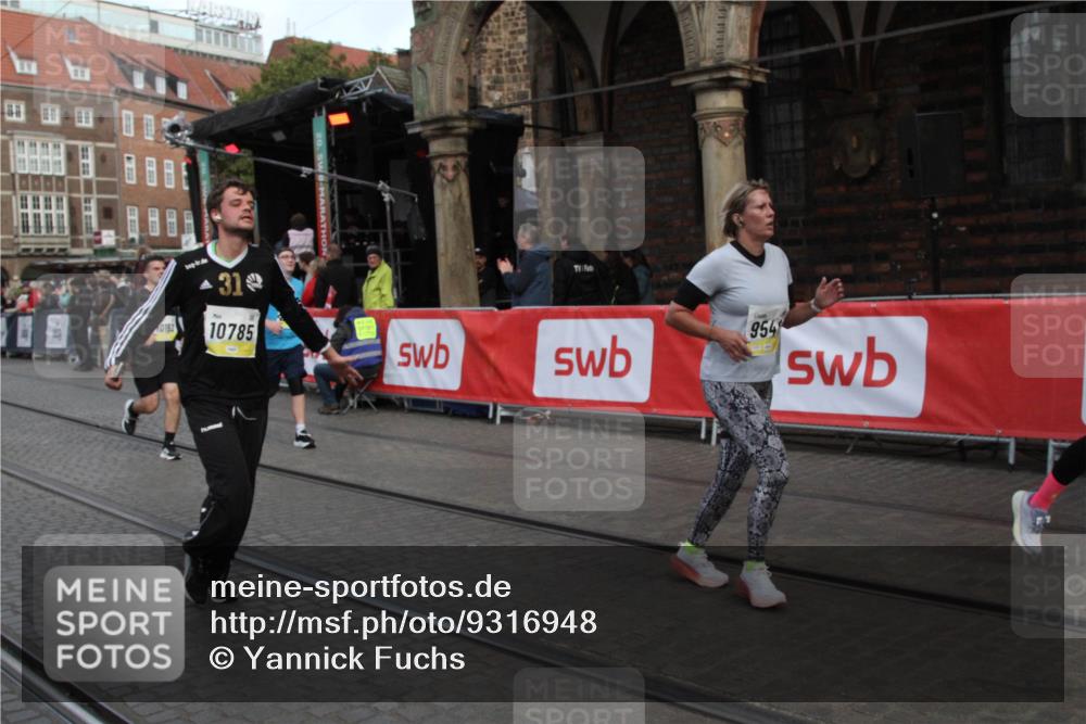 05.10.2025 - 20. swb-Marathon Bremen Yannick Fuchs http://msf.ph/oto/9316948 05.10.2025 10:54:03 Ziel 9313, 9548, 9835, 10075, 10163, 10484, 10785, 11152, 11339, 11593 meine-sportfotos.de