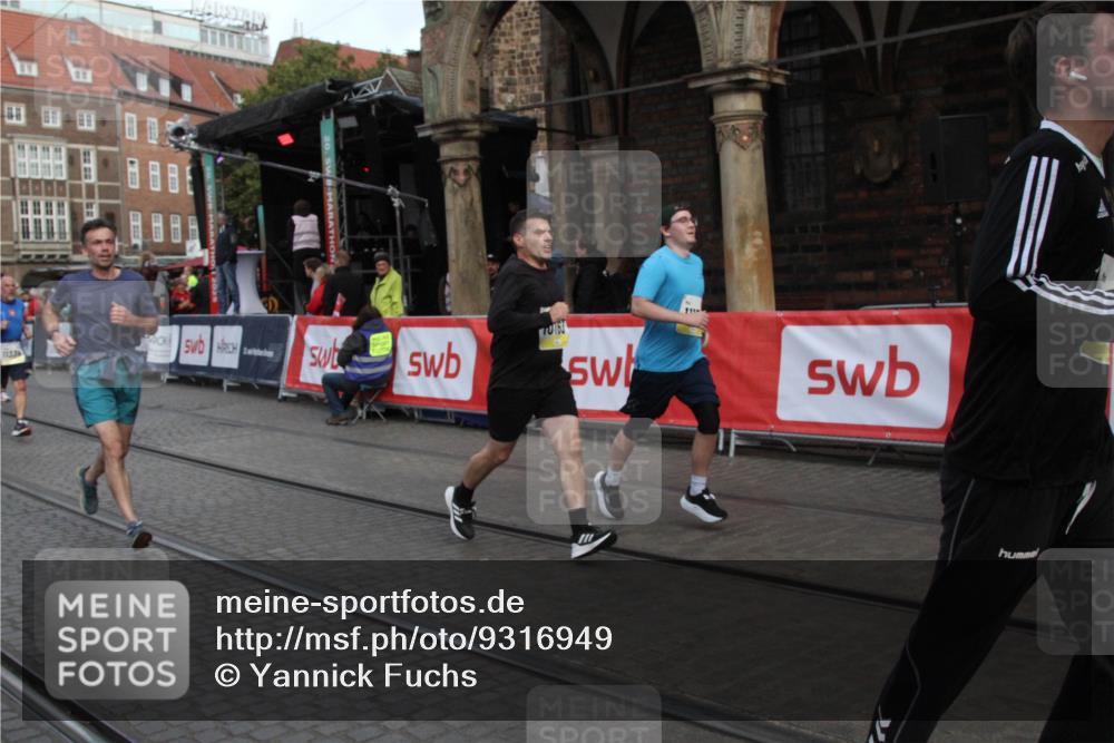 05.10.2025 - 20. swb-Marathon Bremen Yannick Fuchs http://msf.ph/oto/9316949 05.10.2025 10:54:04 Ziel 9313, 9520, 9548, 9807, 9835, 10075, 10163, 10785, 11152, 11339, 11593 meine-sportfotos.de