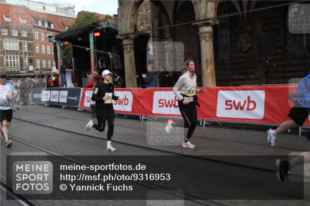05.10.2025 - 20. swb-Marathon Bremen Yannick Fuchs http://msf.ph/oto/9316953 05.10.2025 10:54:08 Ziel 9520, 9807, 9835, 10019, 10075, 10631, 10662, 11151, 11303, 11339, 11432, 11593 meine-sportfotos.de