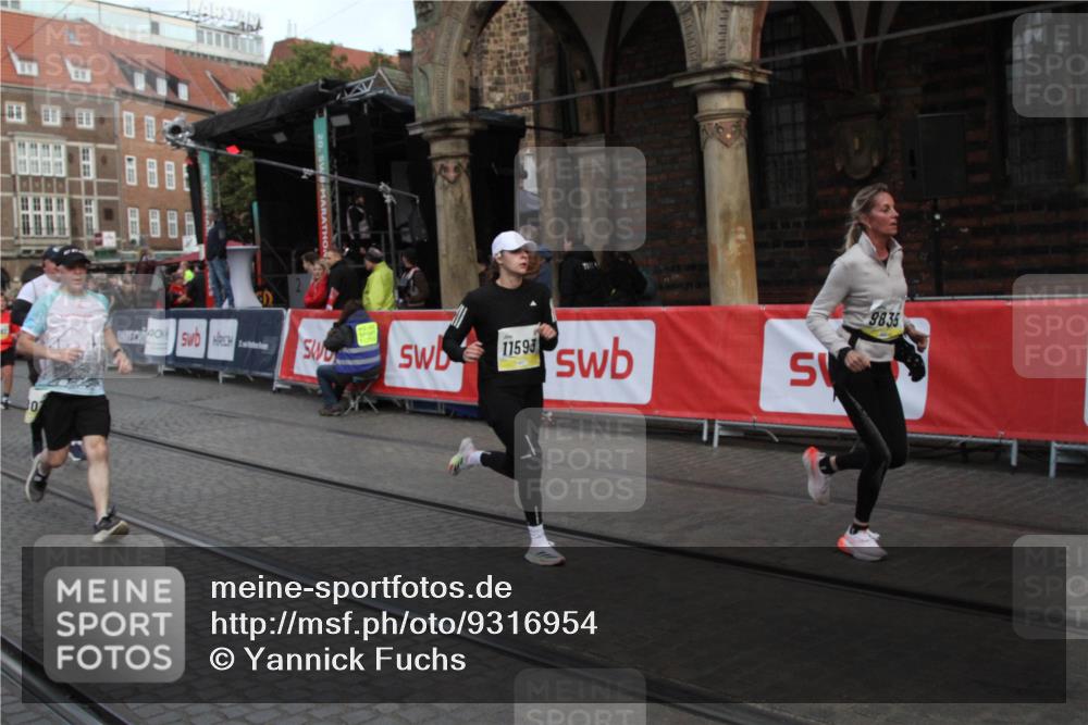05.10.2025 - 20. swb-Marathon Bremen Yannick Fuchs http://msf.ph/oto/9316954 05.10.2025 10:54:08 Ziel 9520, 9807, 9835, 10019, 10075, 10631, 10662, 11151, 11303, 11339, 11432, 11593 meine-sportfotos.de