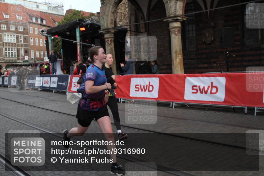 05.10.2025 - 20. swb-Marathon Bremen Yannick Fuchs http://msf.ph/oto/9316960 05.10.2025 10:54:14 Ziel 9402, 9900, 9935, 11151, 11203, 11347 meine-sportfotos.de