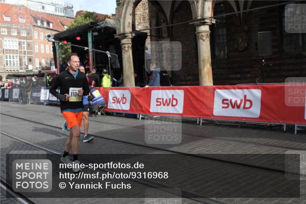 05.10.2025 - 20. swb-Marathon Bremen Yannick Fuchs http://msf.ph/oto/9316968 05.10.2025 10:54:28 Ziel 9392, 9407, 9633, 10097, 10810, 11040, 11271 meine-sportfotos.de