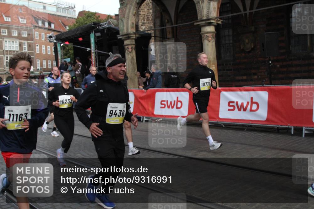 05.10.2025 - 20. swb-Marathon Bremen Yannick Fuchs http://msf.ph/oto/9316991 05.10.2025 10:54:56 Ziel 9436, 9560, 10024, 10232, 10233, 10487, 10609, 10770, 11163, 11373 meine-sportfotos.de