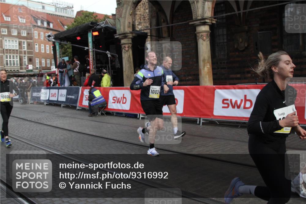 05.10.2025 - 20. swb-Marathon Bremen Yannick Fuchs http://msf.ph/oto/9316992 05.10.2025 10:54:57 Ziel 9427, 9560, 9570, 10024, 10231, 10232, 10233, 10609, 11373, 11470 meine-sportfotos.de