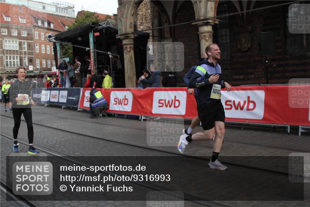 05.10.2025 - 20. swb-Marathon Bremen Yannick Fuchs http://msf.ph/oto/9316993 05.10.2025 10:54:57 Ziel 9427, 9560, 9570, 10024, 10231, 10232, 10233, 10609, 11373, 11470 meine-sportfotos.de